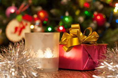 Mum ve Noel ışıkları ile renkli hediye kutusu