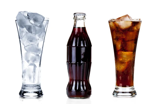 Bouteille de cola avec deux verres isolés sur blanc — Photo
