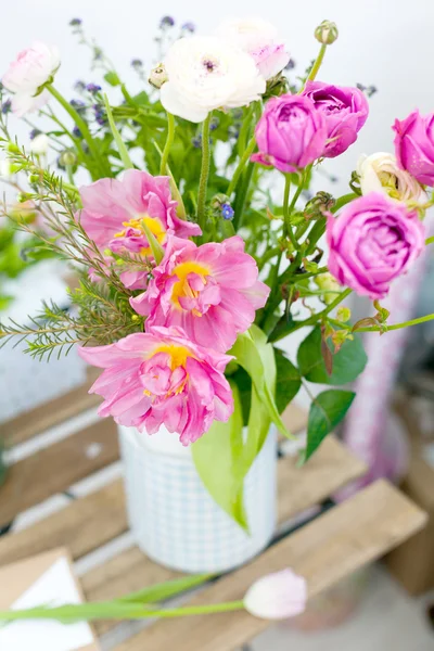 驚くほどの花瓶のバラ チューリップ — ストック写真