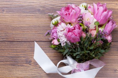 Sevgiliye çiçek ahşap arka plan üzerinde