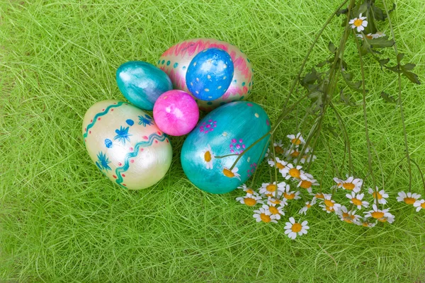 Margherite bianche fresche con uova di Pasqua — Foto Stock