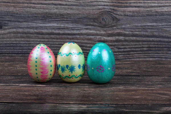 Uova di Pasqua tradizionali su backgorund di legno — Foto Stock