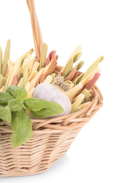 Traditionell italiensk pasta i korg på vit — Stockfoto