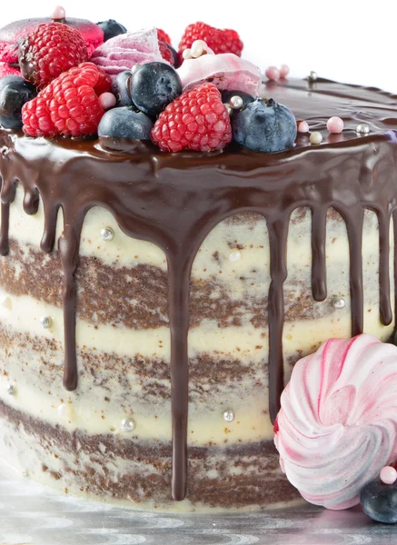 Cake met chocolade en bessen — Stockfoto