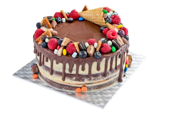 Торт с ягодами и сладостями — стоковое фото