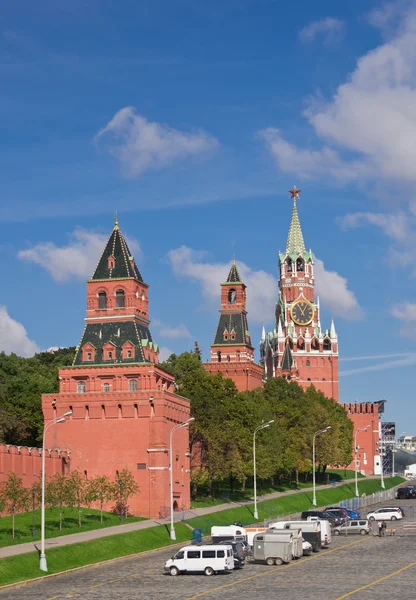 Moskova kremlin duvarı ve kuleler — Stok fotoğraf