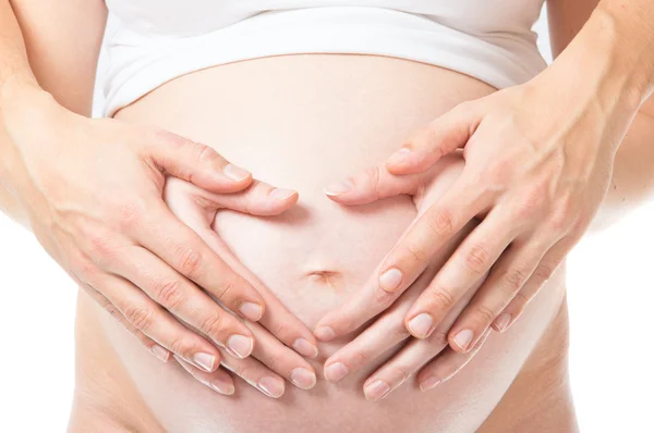 Mãos sobre a barriga da mulher grávida — Fotografia de Stock