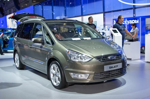 Ford Galaxy — Zdjęcie stockowe