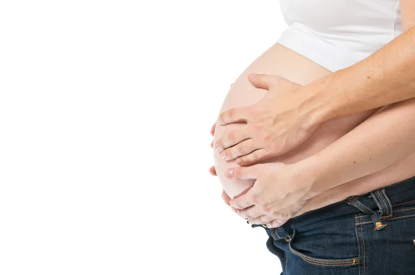 Mãos sobre a barriga da mulher grávida — Fotografia de Stock