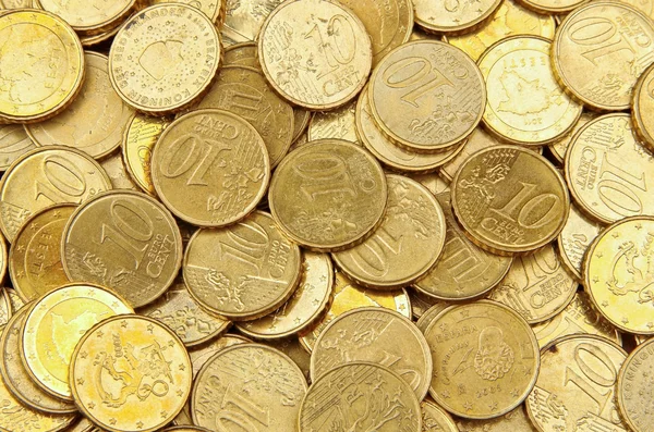 Куча монет в 10 центов евро — стоковое фото