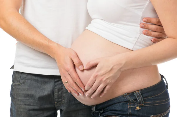 임신한 여자와 남자의 배꼽에 손을 잡고 — 스톡 사진