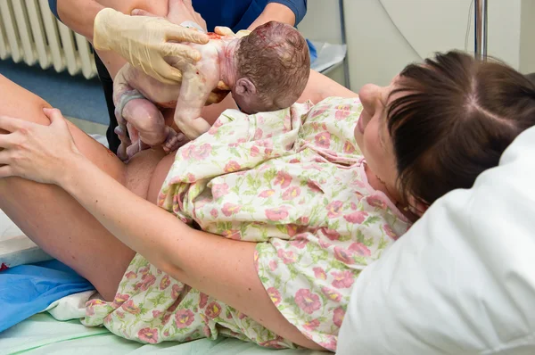 Jonge vrouw bevalling — Stockfoto