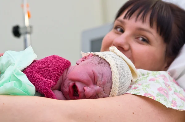 生まれたばかりの赤ちゃんを持つ若い女性 — ストック写真