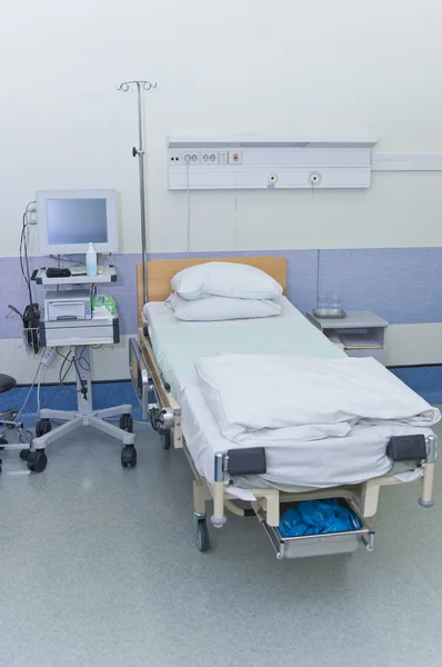 Sala de hospital con equipo médico — Foto de Stock