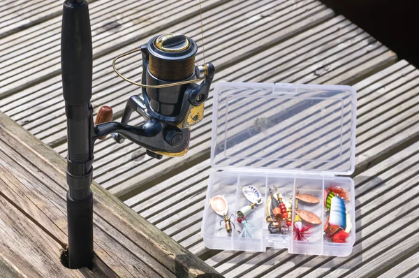 Señuelos de pesca en caja y carrete de pesca — Foto de Stock