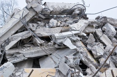 Harabeleri eski binanın beton