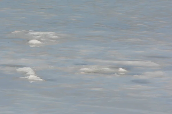 Tidigt på våren Lake Ice resterna — Stockfoto