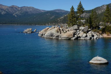 Resimli Tahoe Gölü Nevada kıyılarından görülürken Humboldt Toiyabe Ulusal Ormanı arka planda belirgin bir şekilde.