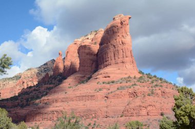 Orta-gün gölgeleri, Kuzey Arizona, Batı Sedona 'da ikonik bir kırmızı kaya oluşumu olan Coffee Pot Rock' a yansıyor..