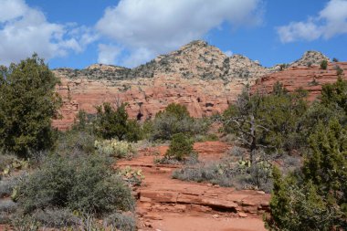 Batı Sedona, Kuzey Arizona 'daki el değmemiş kızıl kaya oluşumlarının parlak manzaralı gölgeleri.