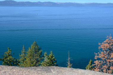 Logan Shoals 'dan Tahoe Gölü' ne sonbahar perspektifi. Nevada kıyı şeridi boyunca..