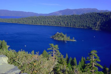 Tahoe Gölü / Zümrüt Körfezi ve Fannette Adası 'nda sonbahar manzaralı Kaliforniya kıyıları boyunca.