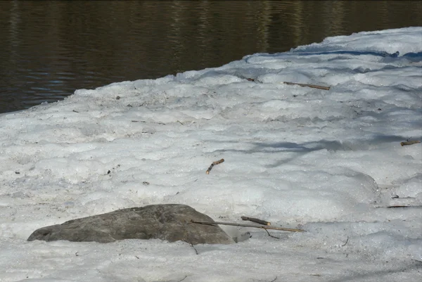 En klippa, is och en flod — Stockfoto