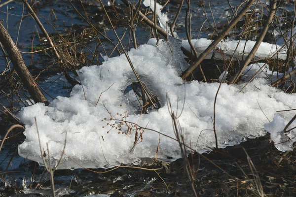 Un agujero en la bolsa de nieve — Foto de Stock