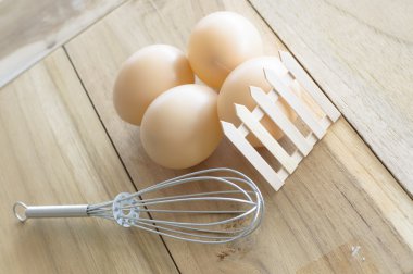  ahşap zemin üzerinde yumurta