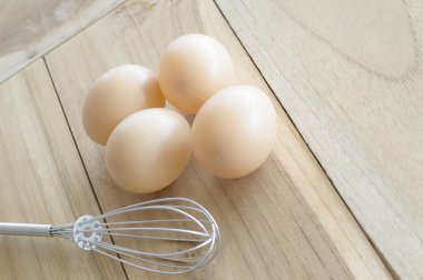  ahşap zemin üzerinde yumurta