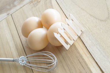  ahşap zemin üzerinde yumurta