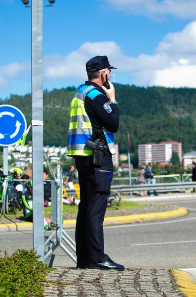 Policía local buscando — Foto de Stock