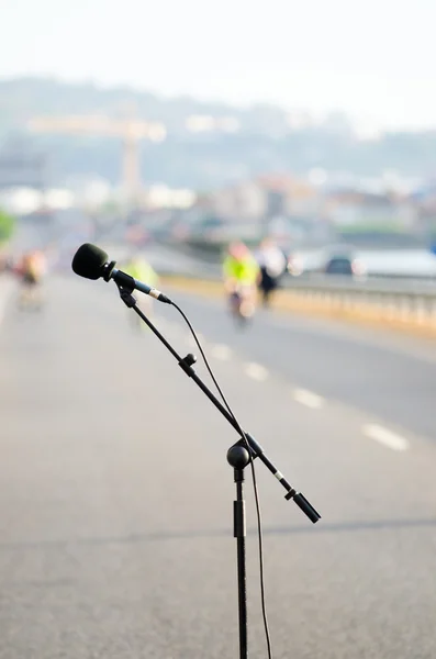 Micrófono sobre asfalto —  Fotos de Stock