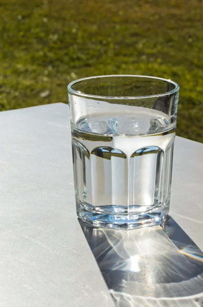 Szklany wazon z wody — Zdjęcie stockowe