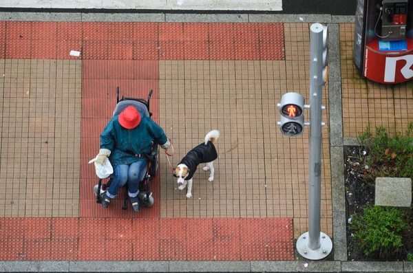 Gehandicapte vrouw te wachten op een stoplicht — Stockfoto