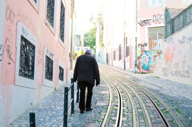 Adam tırmanmaya üzerinde demiryolu tramvay