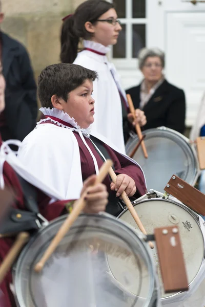 Groep van kinderen die behoren tot een religieuze broederschap, — Stockfoto