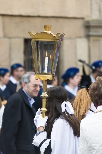 Ein Ministrant trägt eine Laterne — Stockfoto