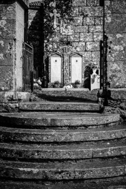 AGOLADA, İspanya - 25 Mart 2018: Agolada, Galiçya (İspanya) San Xulian de Ventosa belediye mezarlığı).