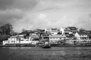 PONTEVEDRA, İSPA - 29 Mart 2018: Lerez nehri yakınlarındaki küçük binaların manzarası.