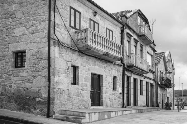 ポンテベドラを横断するレレス川の近くに 村の歴史的地域を尊重する新しい建築物 スペイン — ストック写真
