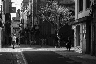 PONTEVEDRA, İspanya - 23 Mart 2019: Köyün yaya sokaklarından birine giriş, sokağa adını veren bir zeytin ağacı.