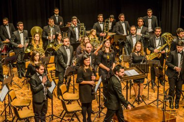PONTEVEDRA, SPAIN-APRIL 7, 2019: Şehrin belediye tiyatrosundaki bir konser sırasında Oda Orkestrası.