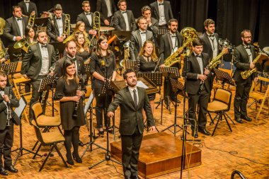 PONTEVEDRA, SPAIN-APRIL 7, 2019: Şehrin belediye tiyatrosundaki bir konser sırasında Oda Orkestrası.