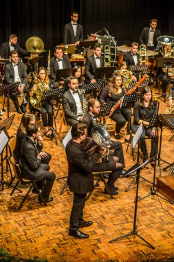 PONTEVEDRA, SPAIN-APRIL 7, 2019: Şehrin belediye tiyatrosundaki bir konser sırasında Oda Orkestrası.
