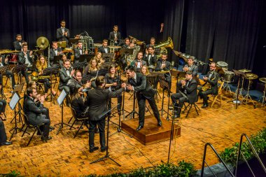 PONTEVEDRA, SPAIN-APRIL 7, 2019: Şehrin belediye tiyatrosundaki bir konser sırasında Oda Orkestrası.