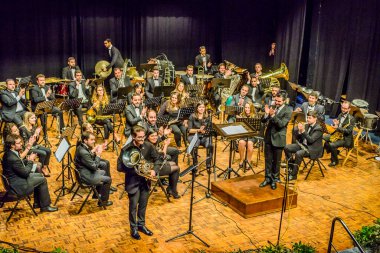 PONTEVEDRA, SPAIN-APRIL 7, 2019: Şehrin belediye tiyatrosundaki bir konser sırasında Oda Orkestrası.