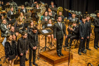 PONTEVEDRA, SPAIN-APRIL 7, 2019: Şehrin belediye tiyatrosundaki bir konser sırasında Oda Orkestrası.