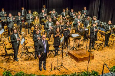 PONTEVEDRA, SPAIN-APRIL 7, 2019: Şehrin belediye tiyatrosundaki bir konser sırasında Oda Orkestrası.
