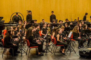 PONTEVEDRA, SPAIN - 8 Mayıs 2019: Manuel Quiroga Müzik Konservatuarı yerel müzik grubunun ücretsiz dayanışma konseri,.